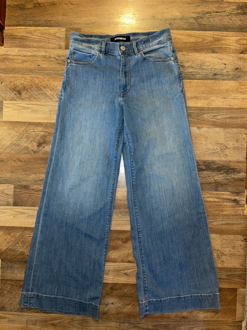 Express Women's Wide Leg Jeans in Medium Blue Wash 8 Regular 32inseam high rise
